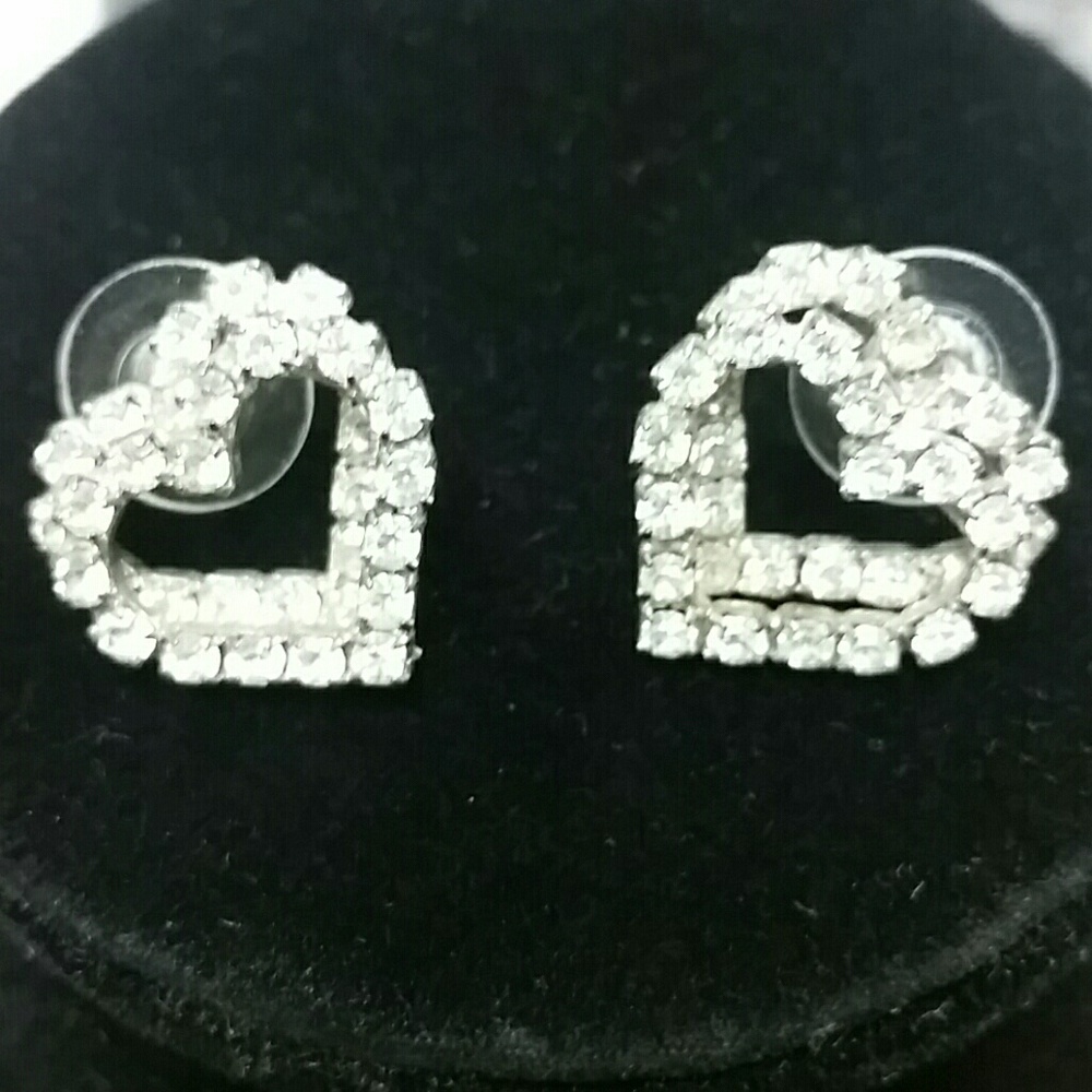 Clear crystal heart shaped earings.